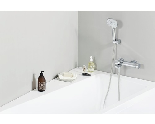 Colț de baie cu cadă, baterie, cap de duș și produse de îngrijire