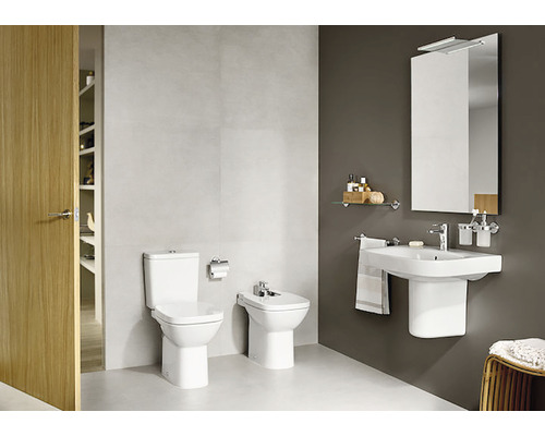 Baie modernă cu toaletă, bideu, chiuvetă, oglindă și rafturi