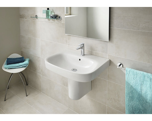 Baie cu chiuvetă, oglindă și prosoape