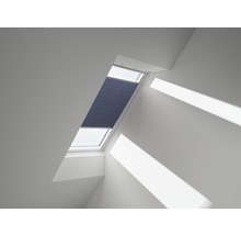 Fereastră de mansardă cu jaluzea plisată în interior pentru reglarea luminii.