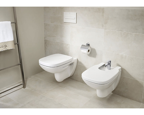 Baie modernă cu WC suspendat și bideu, plus radiator pentru prosoape.