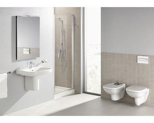 Baie cu chiuvetă, dulap cu oglindă, duș, bideu și toaletă