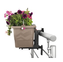 Jardinieră cu suport pe o balustradă cu flori