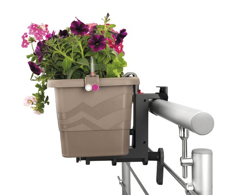 Jardinieră cu suport pe o balustradă cu flori