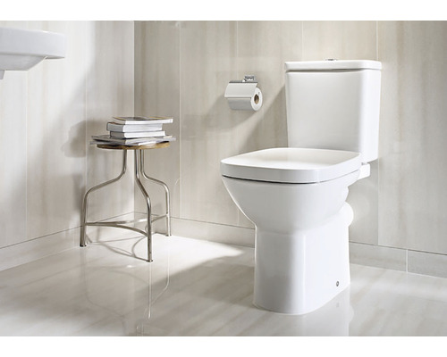 Baie modernă cu toaletă, măsuță laterală și gresie