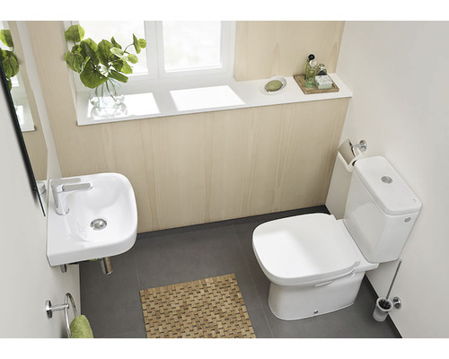 Baie mică cu toaletă, chiuvetă și accesorii