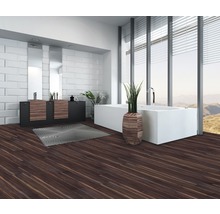 Baie luminoasă cu chiuvete, cadă și podea din lemn