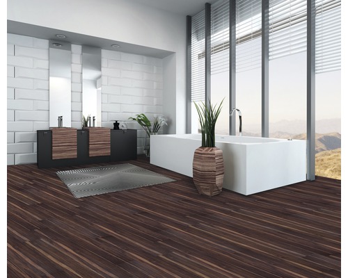 Baie luminoasă cu chiuvete, cadă și podea din lemn