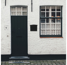 Fațadă de casă cu cutie poștală, ușă și fereastră