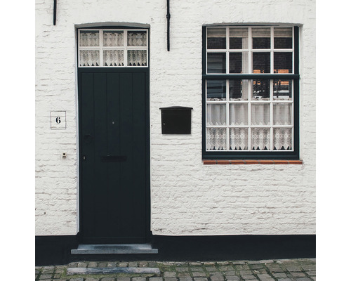 Fațadă de casă cu cutie poștală, ușă și fereastră