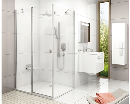 Baie cu cabină de duș, lavoar și dulap cu oglindă