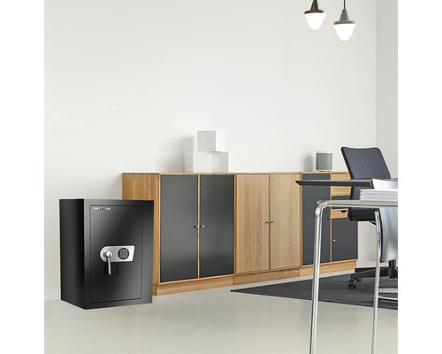 Seif antifurt într-un birou cu mobilier de birou și birou