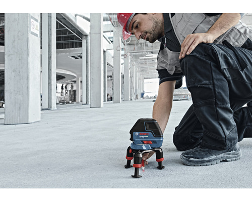 Muncitor în construcții cu laser cu linii Bosch Professional pentru aliniere pe un șantier