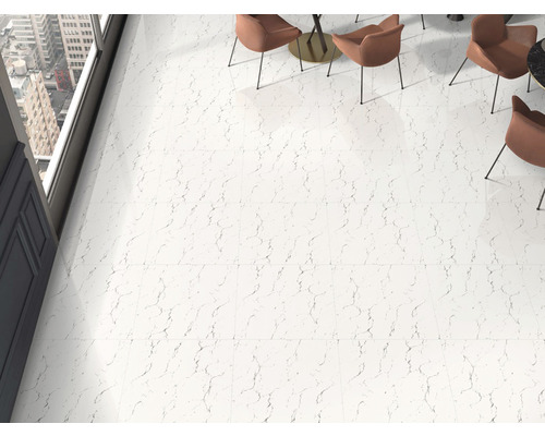 Scenă cu gresie albă cu aspect de marmură într-o cameră luminoasă cu mese și scaune.