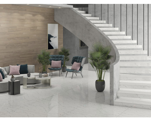 Cameră luminoasă cu podea de marmură, scări și zonă de relaxare.