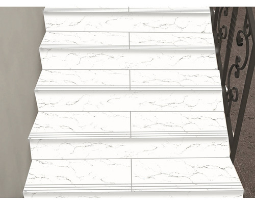 Scară cu plăci cu aspect de marmură și balustradă metalică