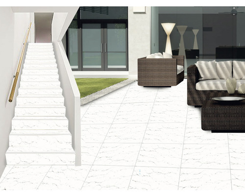 Cameră luminoasă cu scară, zonă de relaxare și plăci ceramice