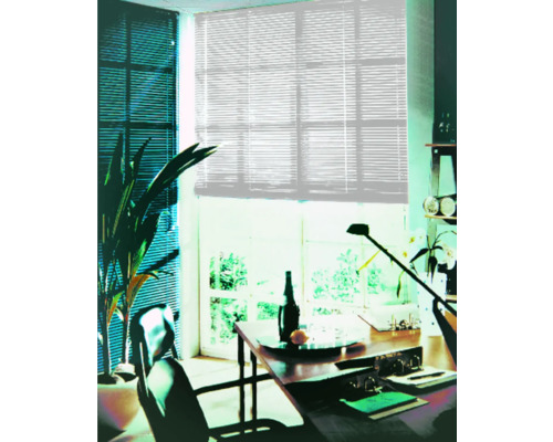 Birou luminos cu jaluzele în fața ferestrelor, masă și scaun de birou