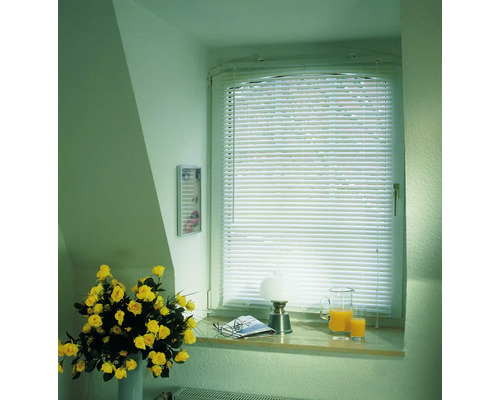 Fereastră cu jaluzea, decorată cu flori și accesorii