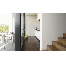 Cameră luminoasă cu ușă de terasă, mobilier de grădină, bucătărie și scară