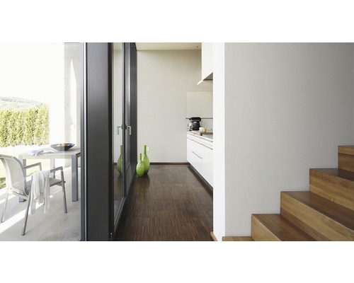 Cameră luminoasă cu ușă de terasă, mobilier de grădină, bucătărie și scară