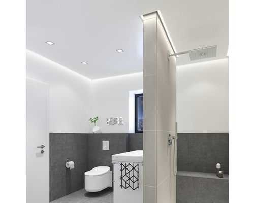 Baie modernă cu toaletă, chiuvetă și duș