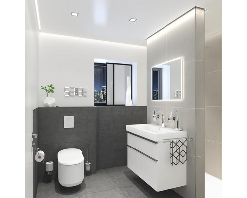 Baie modernă cu toaletă, dulap sub chiuvetă, oglindă și ceas digital