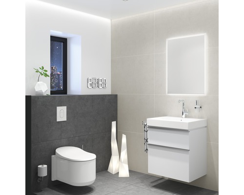 Baie modernă cu toaletă, chiuvetă și oglindă iluminată