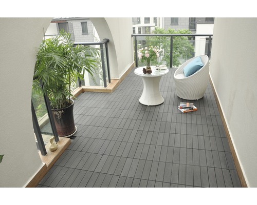 Balcon cu plăci de terasă întunecate, zonă de relaxare și plantă