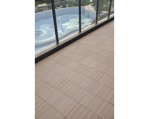 Montarea plăcilor de terasă în exterior cu vedere la piscină
