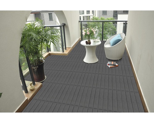 Balcon cu plăci de terasă gri, plantă, masă și scaun