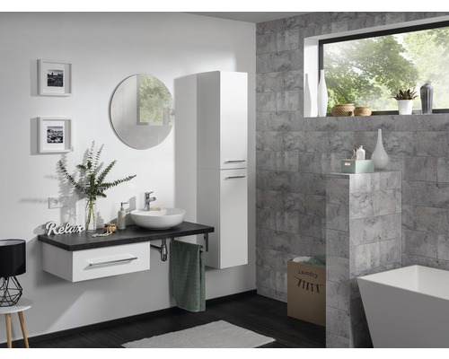 Baie modernă cu lavoar, oglindă, dulap înalt și cadă.