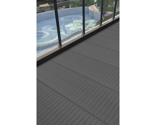 Balcon cu scânduri de terasă și vedere spre o piscină