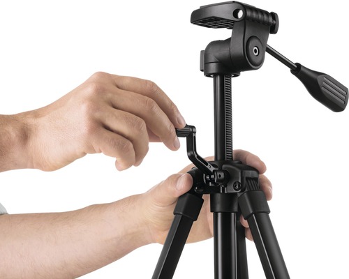 Mâini care operează un trepied negru pentru cameră cu cap de trepied
