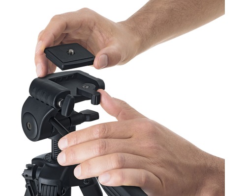 Un bărbat atașează o placă de eliberare rapidă la un cap de trepied.