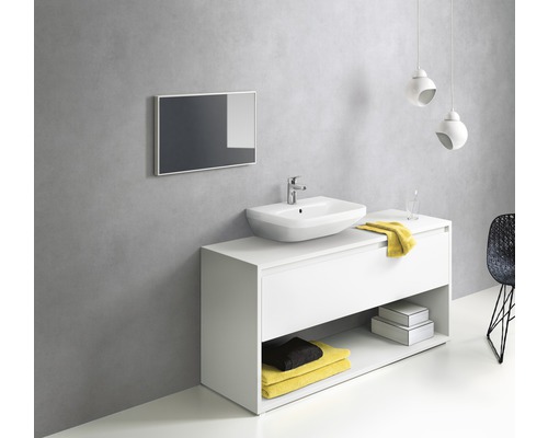 Baie modernă cu dulap de lavoar alb, lavoar așezat și oglindă dreptunghiulară