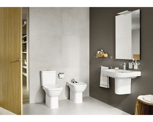 Baie modernă cu toaletă, bideu și chiuvetă