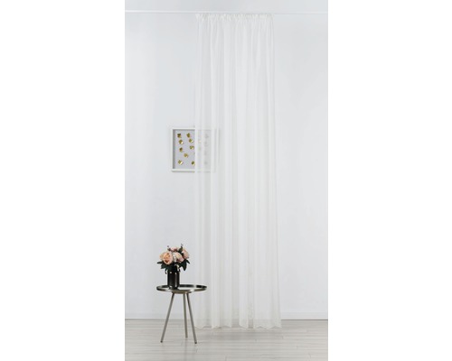 Perdea albă în fața unui perete cu decorațiuni