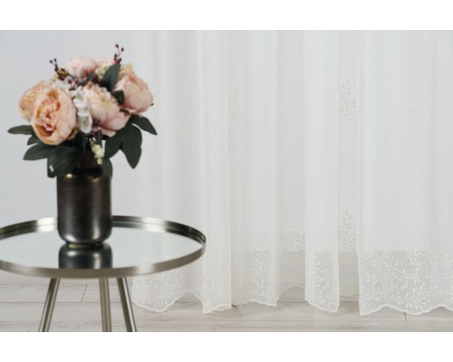 Voal decorativ cu model floral și vază cu flori pe măsuță laterală