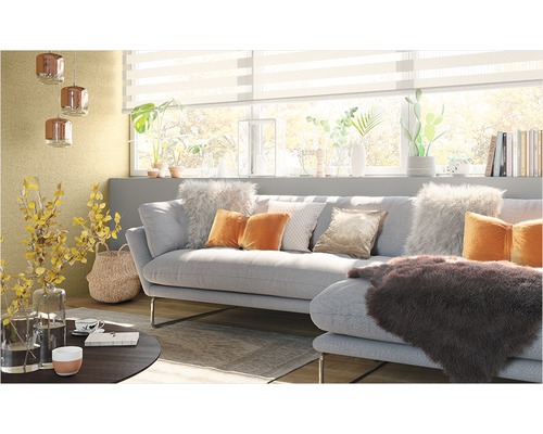 Living cu canapea, perne, masă și decorațiuni pentru o atmosferă confortabilă