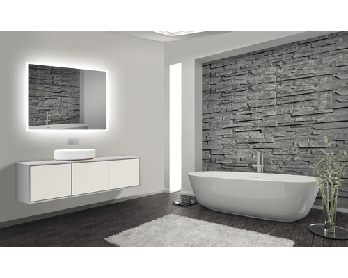 Baie modernă cu cadă, lavoar și oglindă iluminată