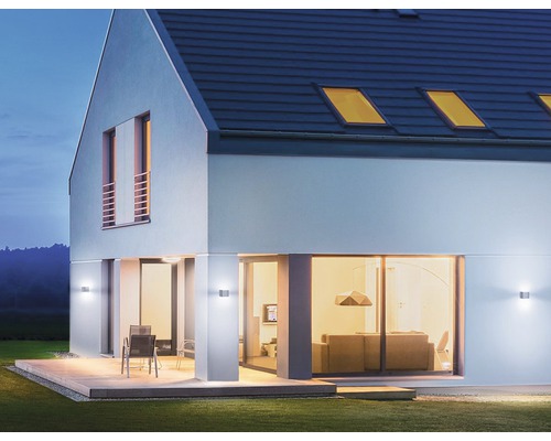 Casă modernă cu iluminat exterior, terasă și grădină