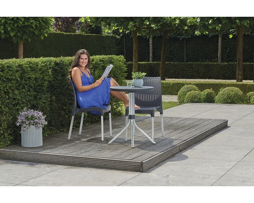 Terasa cu zonă de relaxare și femeie citind în grădină