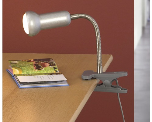 Lampă cu clemă cu braț flexibil pe o masă