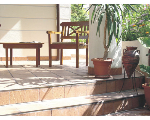 Terasa cu mobilier din lemn și ghivece cu flori