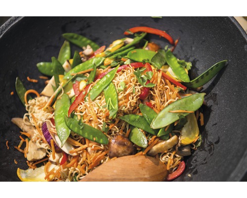 Tăiței asiatici cu legume într-un wok