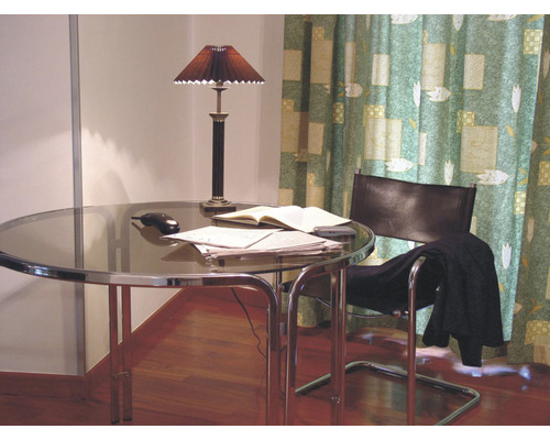 Scenă cu o masă rotundă, o lampă și un scaun într-o cameră