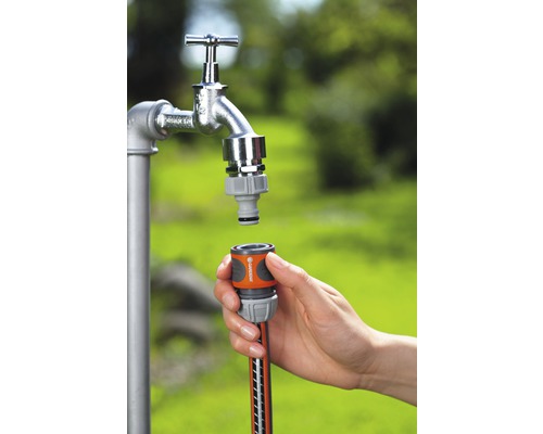 Furtun de grădină conectat la un robinet de apă