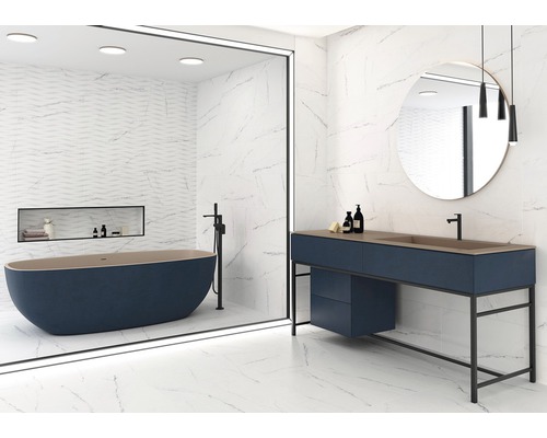 Baie modernă cu cadă, lavoar și plăci de marmură