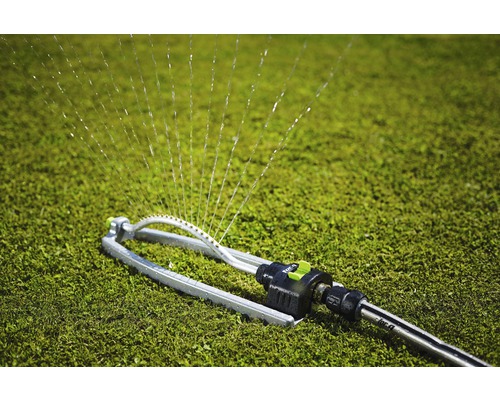 Aspersor de gazon udând un gazon